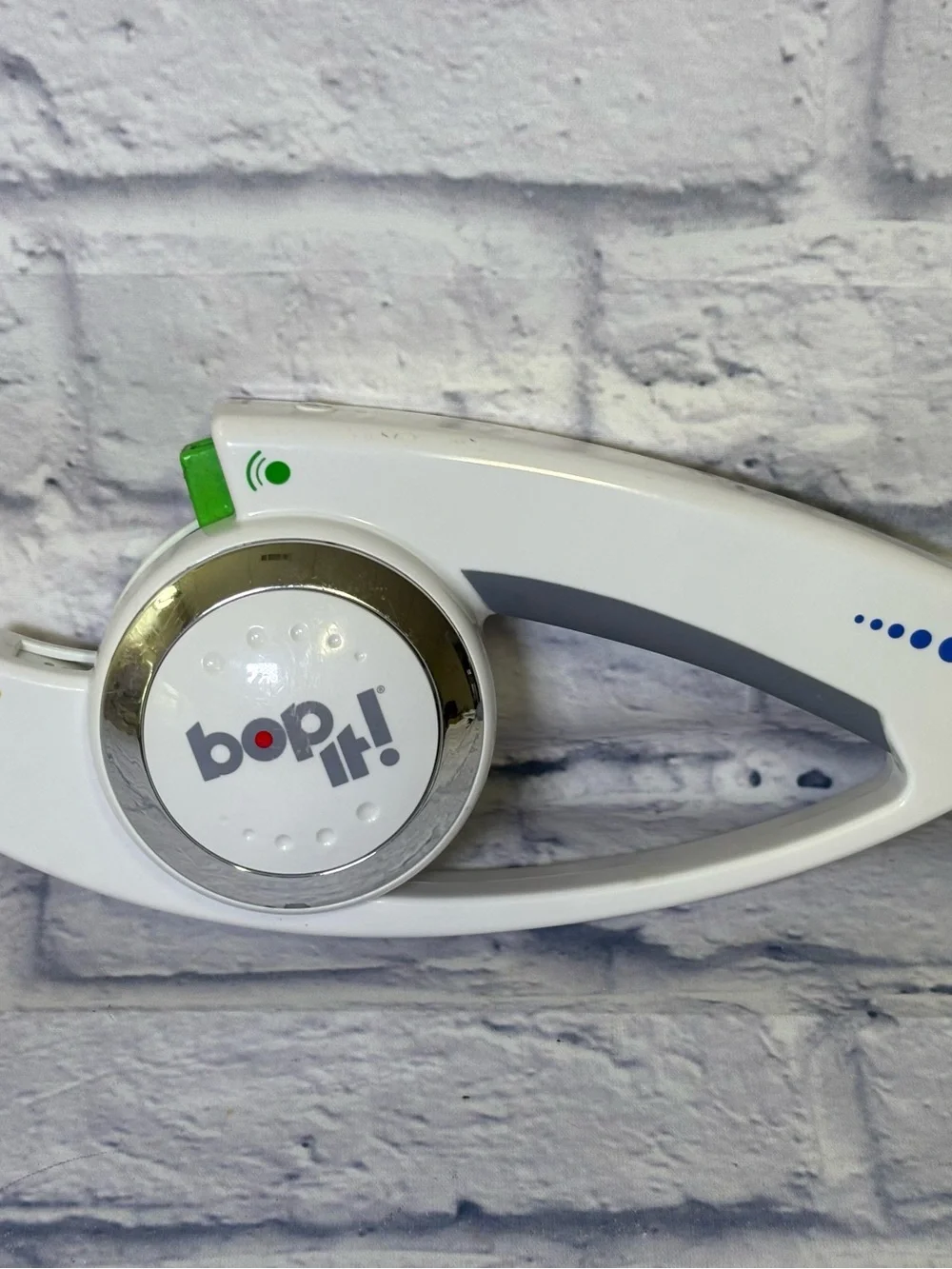 Bop It Talking Handheld Electronic Reflex Game White 2008 Hasbro Shout Out Works